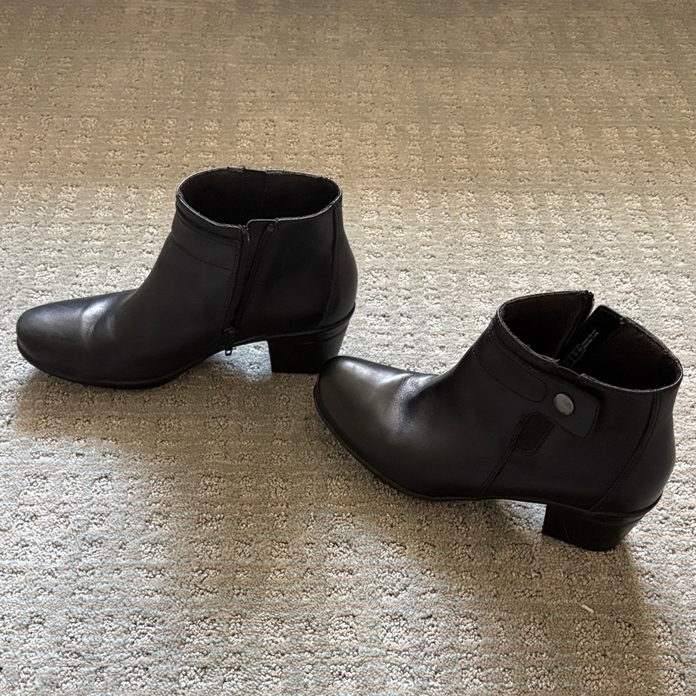 Clarks Ankle Boots - Picture 9 of 10
